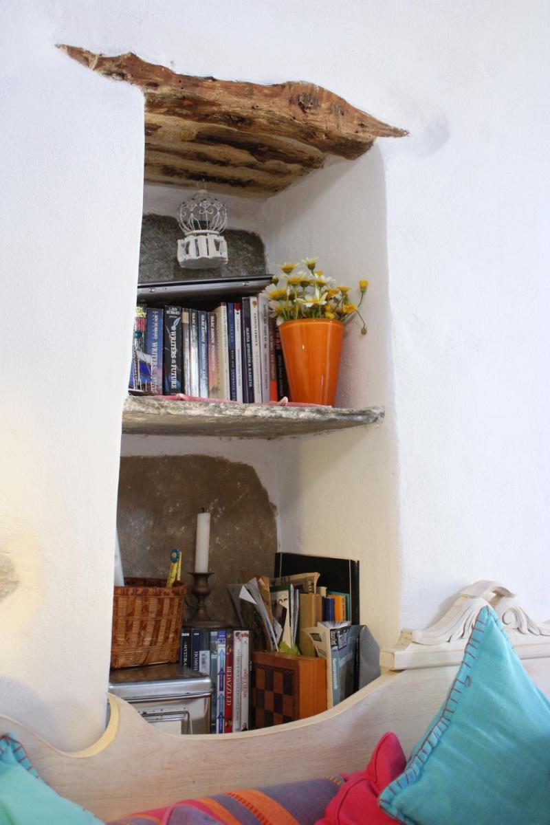 Traditional Medieval Stone house in "Ano Syros" - Housity