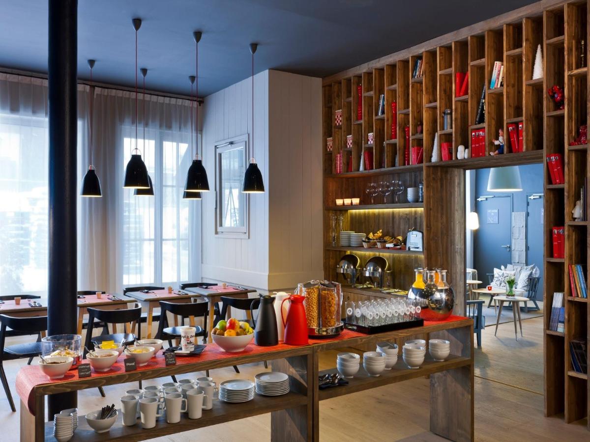 un restaurant avec un comptoir où vous pourrez manger dans l'établissement Le Faucigny - Hotel de Charme & SPA, à Chamonix-Mont-Blanc