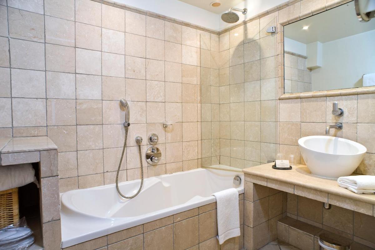 Salle de bains dans l'établissement Maison Bérard Hôtel - Restaurant - Spa