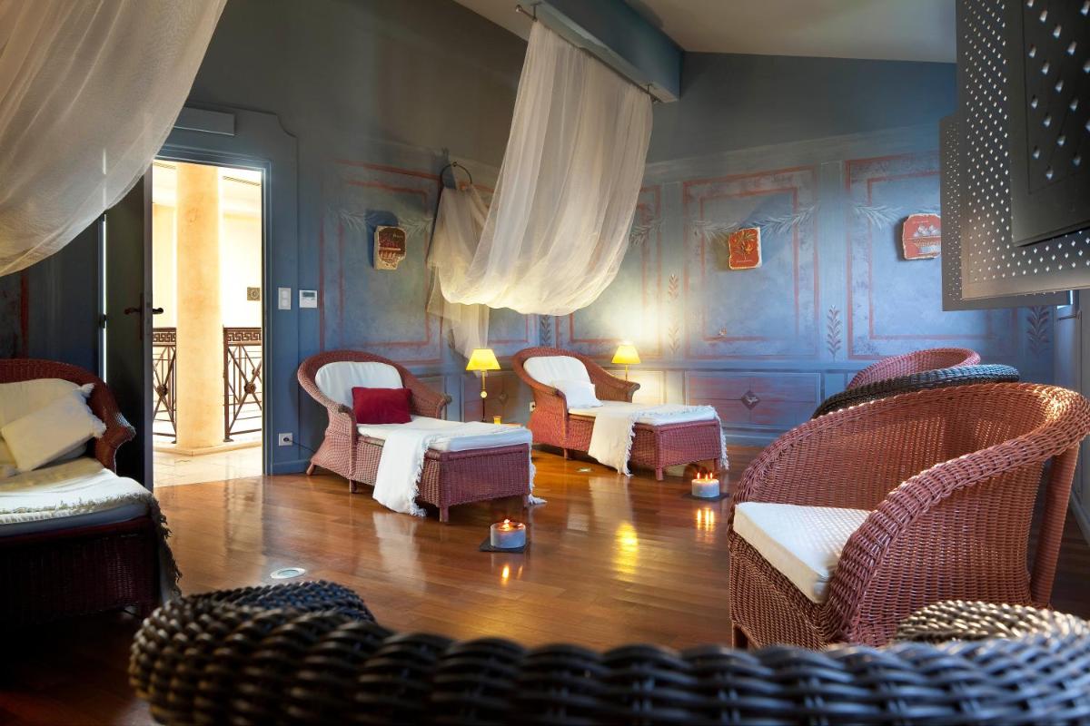 Coin salon dans l'établissement Maison Bérard Hôtel - Restaurant - Spa