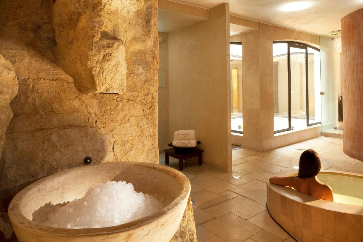 Salle de bains dans l'établissement Maison Bérard Hôtel - Restaurant - Spa