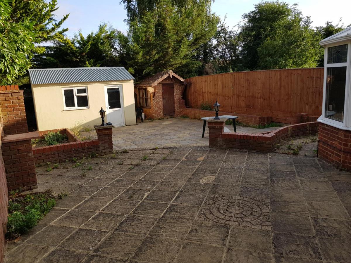 Spacious Swindon 5 bedroom house - sleeps up to 10 - Housity