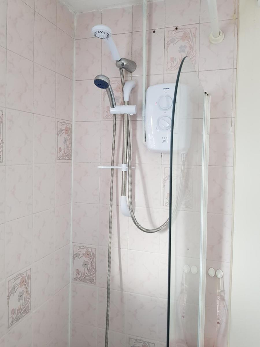 Spacious Swindon 5 bedroom house - sleeps up to 10 - Housity