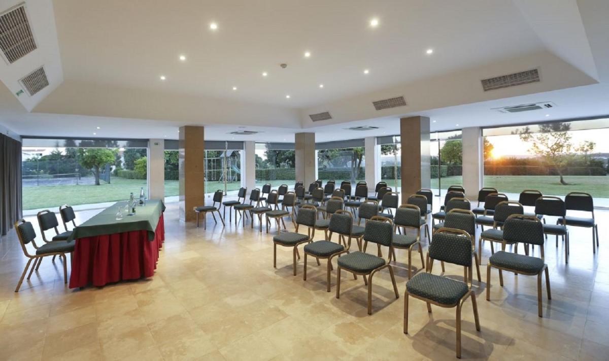 uma sala de conferências com uma mesa longa e cadeiras em Conimbriga Hotel do Paço em Condeixa a Nova mais 90 fotografias