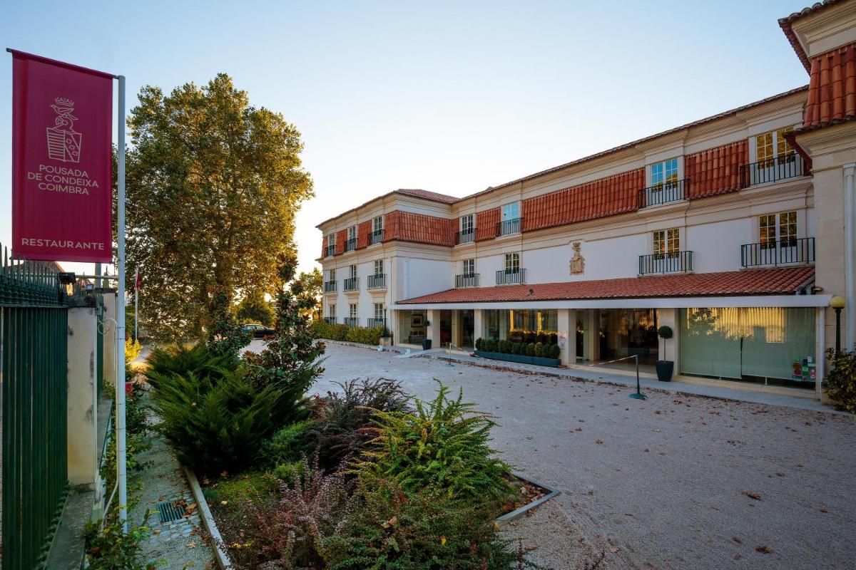 um estacionamento vazio em frente a um prédio em Conimbriga Hotel do Paço em Condeixa a Nova