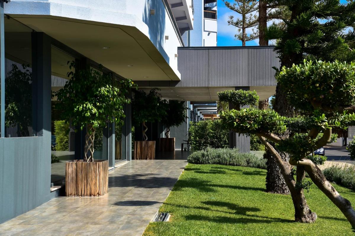 Um jardim no exterior de The Prime Energize Hotel & SPA - Algarve