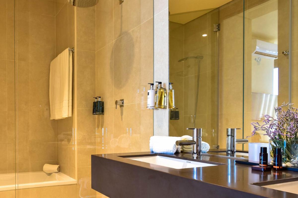 Uma casa de banho em The Prime Energize Hotel & SPA - Algarve