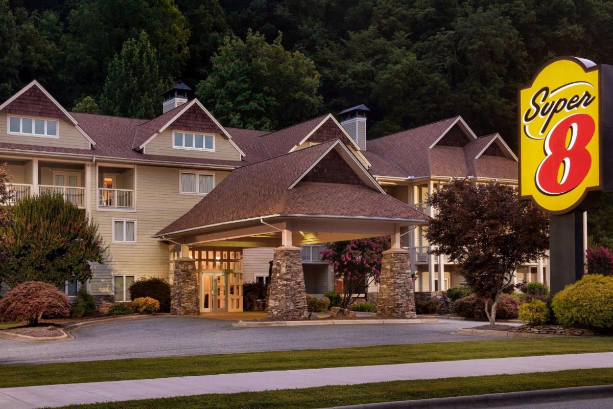 Super 8 by Wyndham Cherokee - Housity