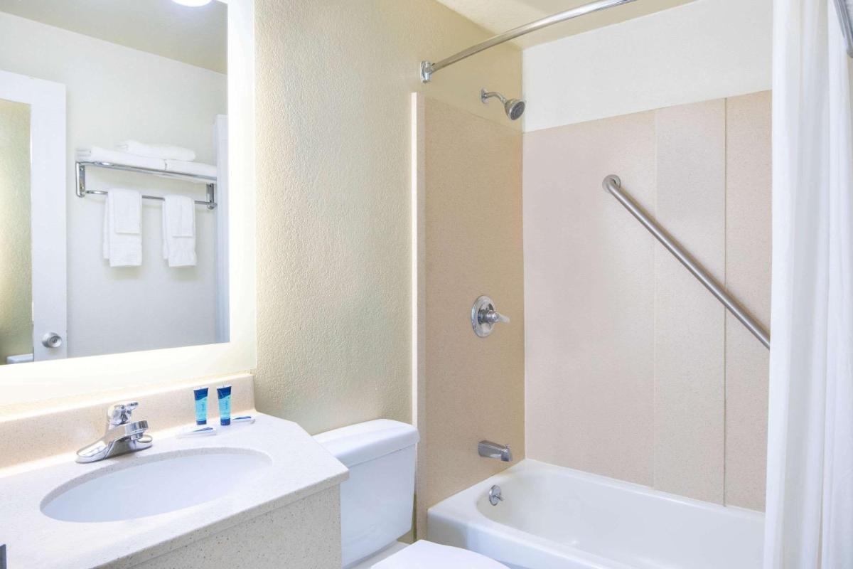 Suitetrails - Howard Johnson by Wyndham Athens