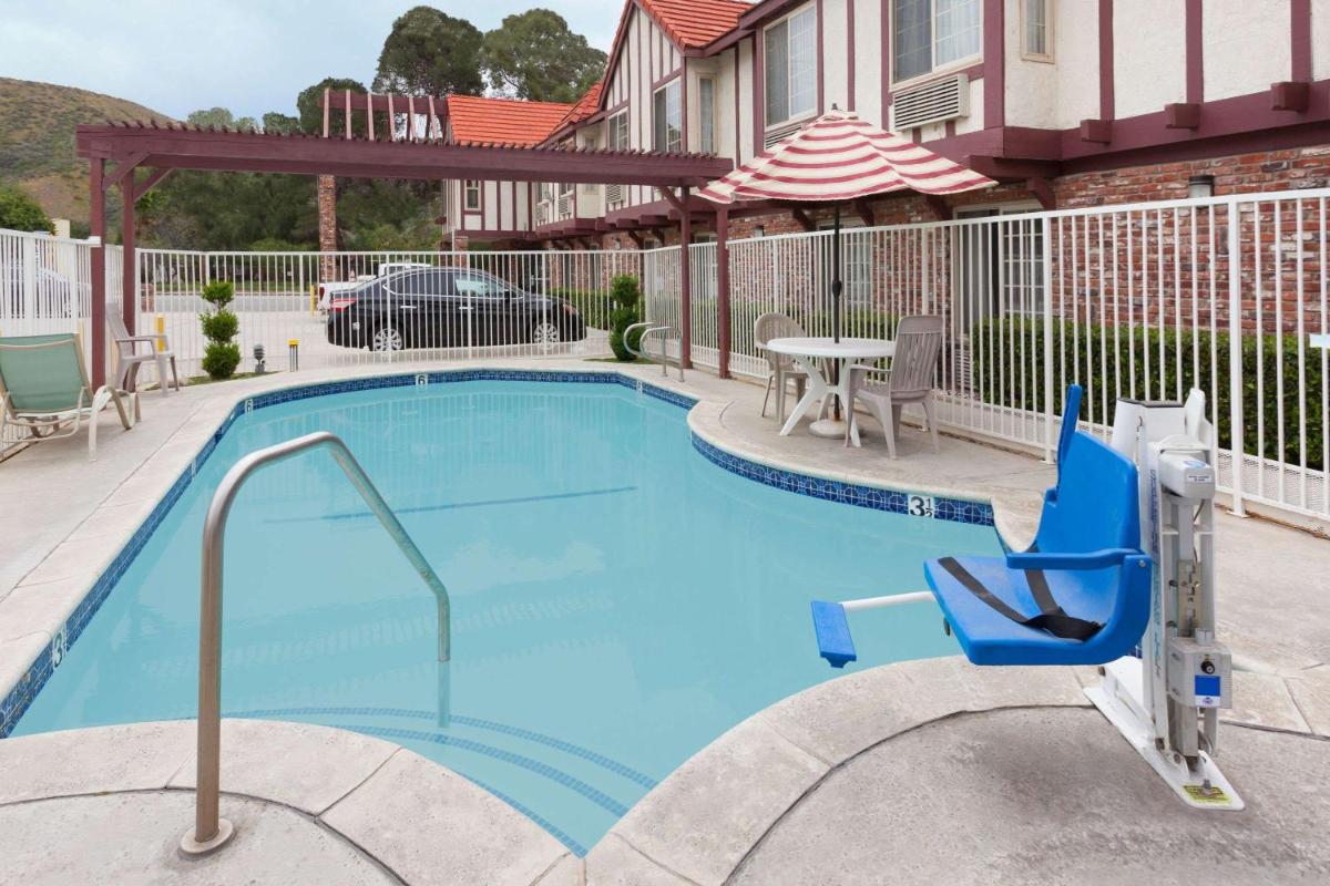 Super 8 by Wyndham Santa Clarita/Valencia - Housity