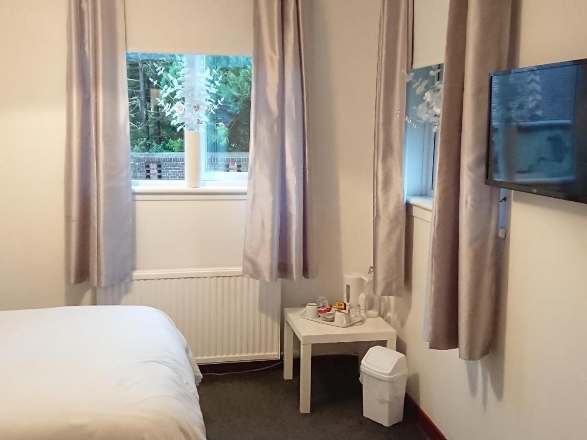 Glenfern Guest House, also self catering cottage with PRIVATE hot tub - Housity