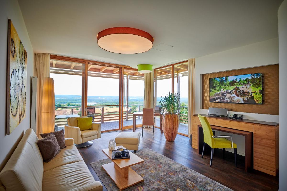 ein Wohnzimmer mit Couch und Tisch in der Unterkunft Der Birkenhof Spa & Genuss Resort in Hofenstetten