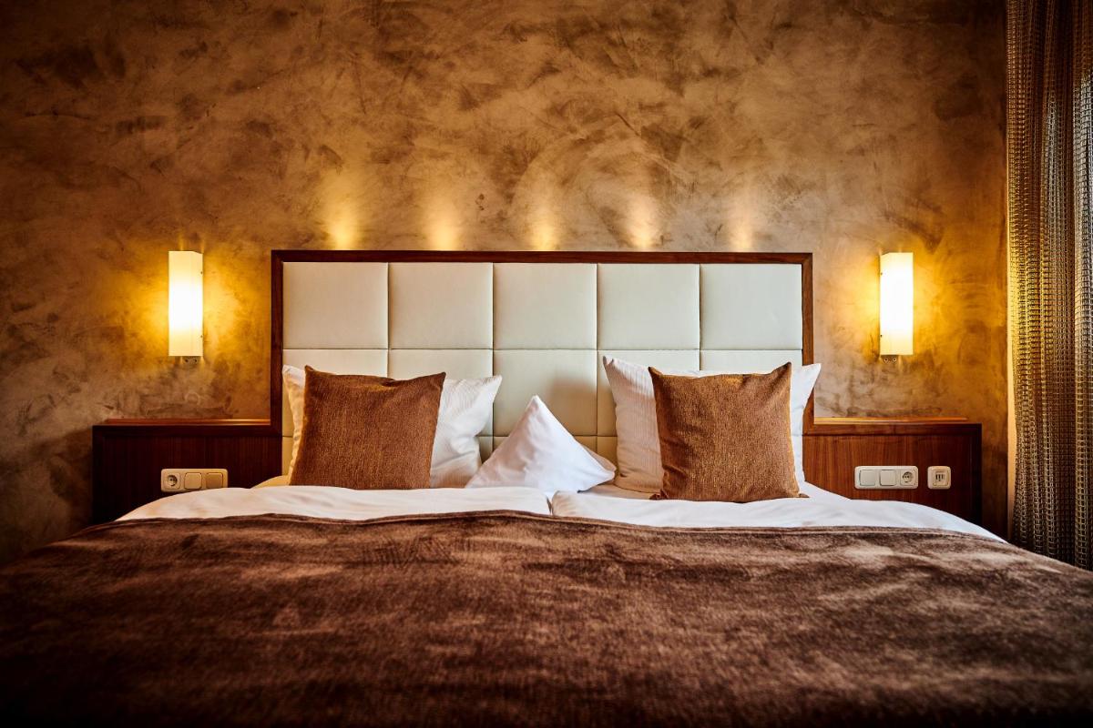 Ein Bett oder Betten in einem Zimmer der Unterkunft Der Birkenhof Spa & Genuss Resort