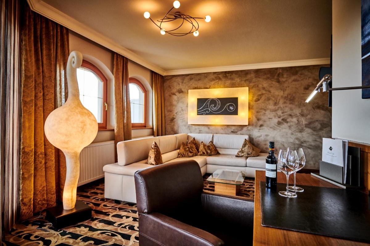 Ein Sitzbereich in der Unterkunft Der Birkenhof Spa & Genuss Resort