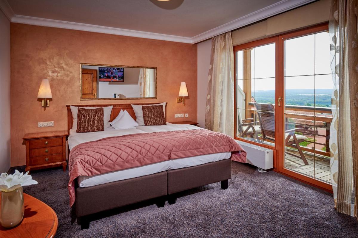 Ein Bett oder Betten in einem Zimmer der Unterkunft Der Birkenhof Spa & Genuss Resort