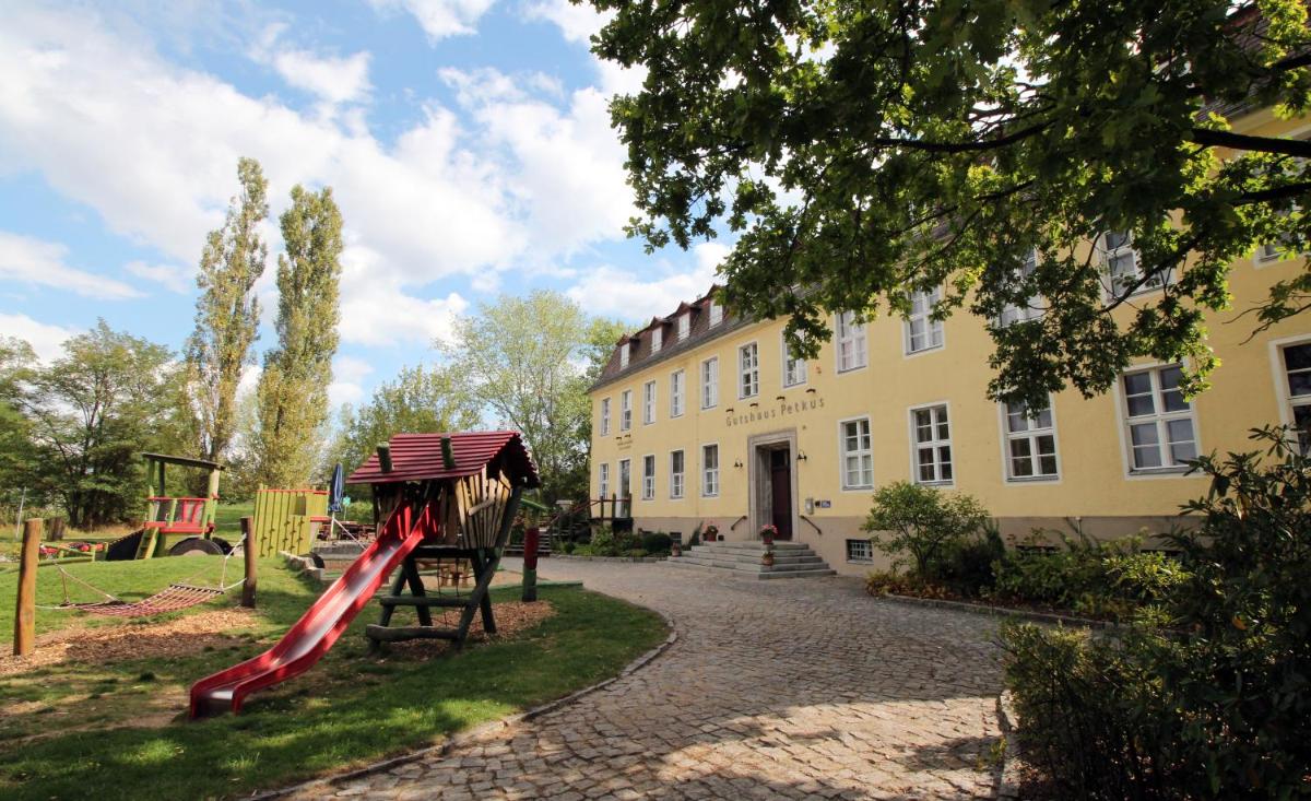 Familien- und Freizeithotel Gutshaus Petkus - Housity