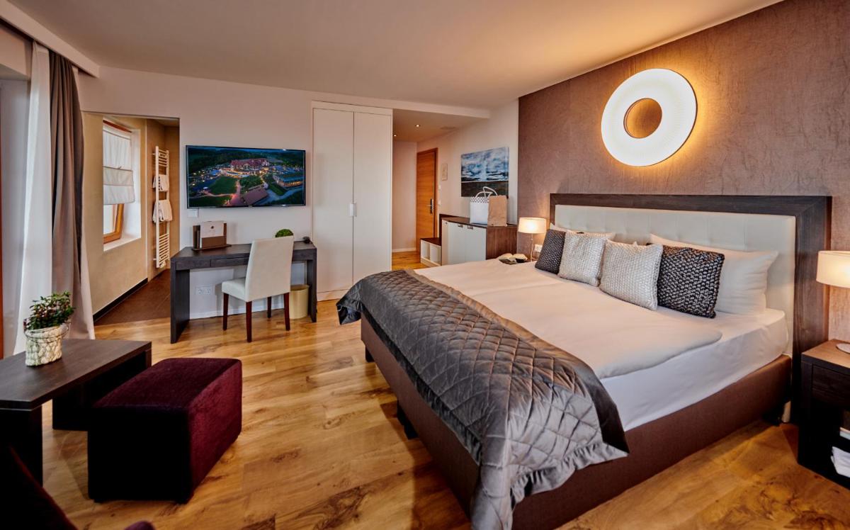 Ein Bett oder Betten in einem Zimmer der Unterkunft Der Birkenhof Spa & Genuss Resort