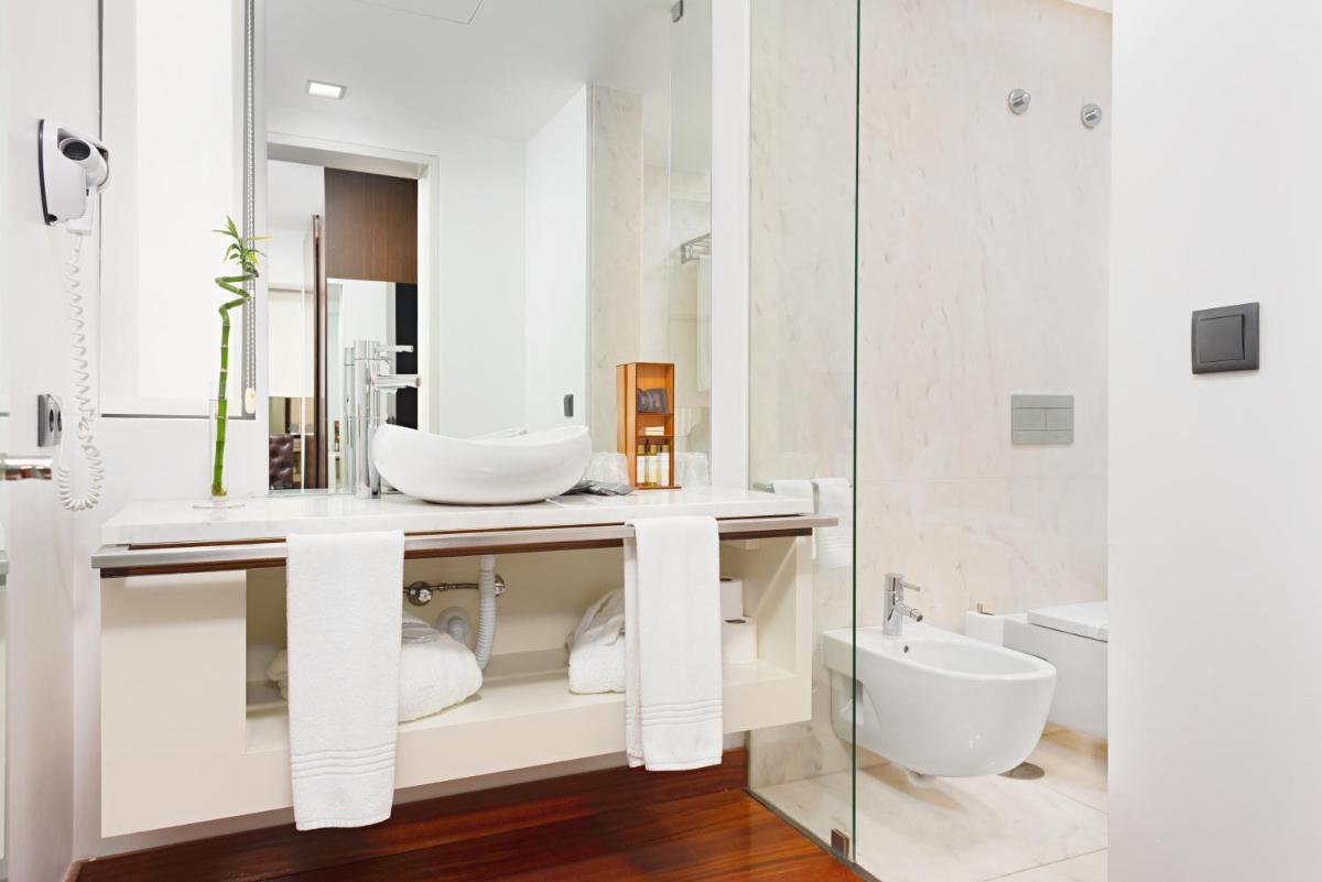 Uma casa de banho em Hotel dos Zimbros