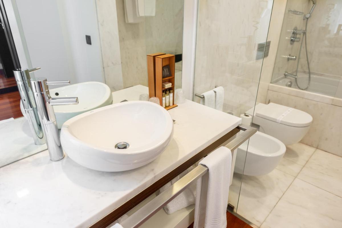 Uma casa de banho em Hotel dos Zimbros