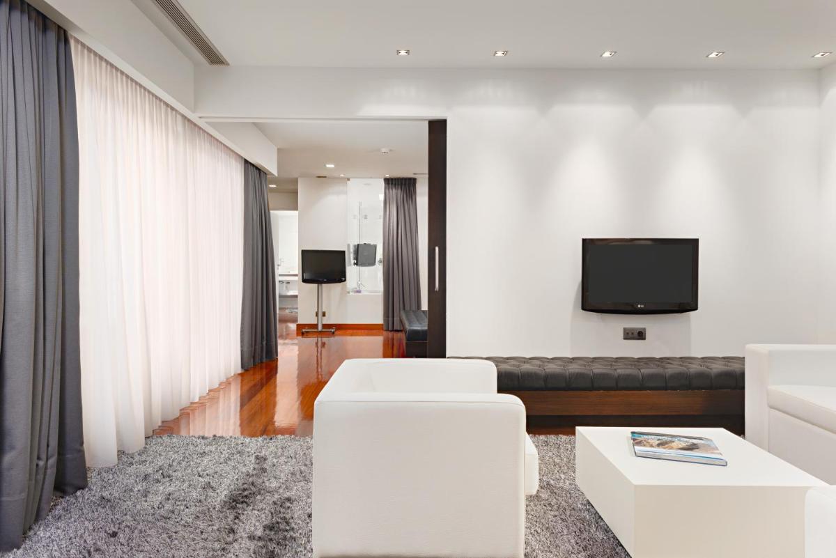 Uma televisão e/ou sistema de entretenimento em Hotel dos Zimbros