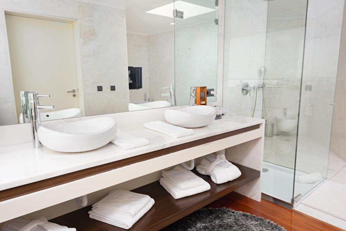 Uma casa de banho em Hotel dos Zimbros