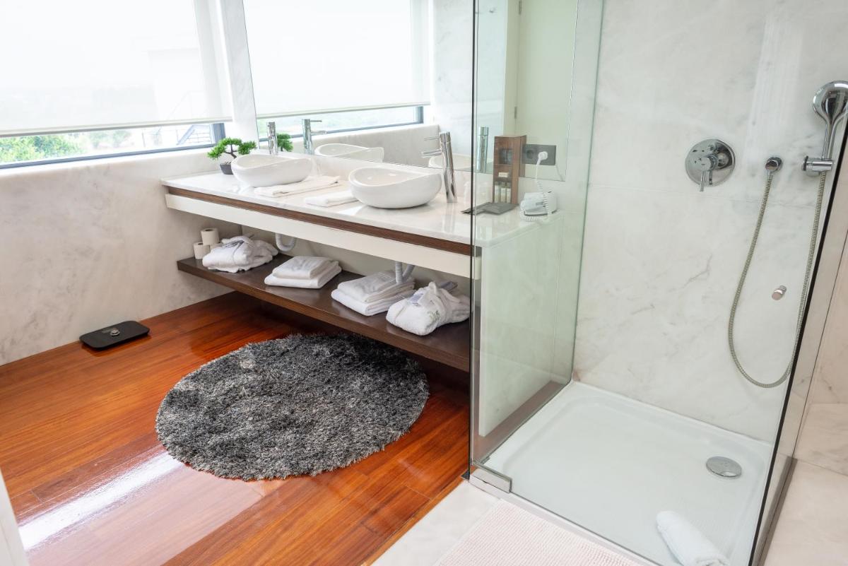 Uma casa de banho em Hotel dos Zimbros