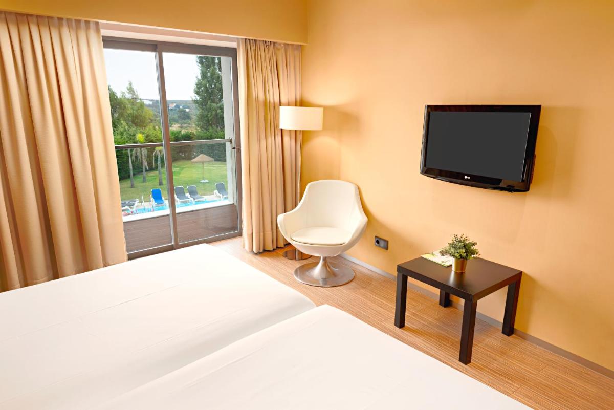 Uma televisão e/ou sistema de entretenimento em Hotel dos Zimbros