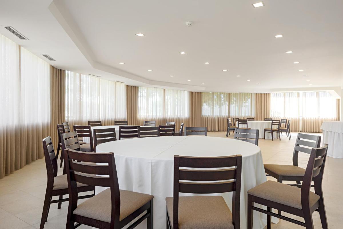 A área empresarial e/ ou a sala de conferências de Hotel dos Zimbros