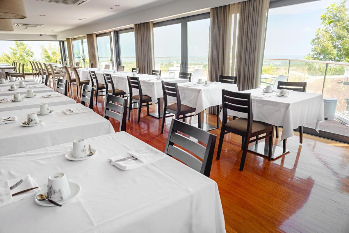 Um restaurante ou outro lugar para comer em Hotel dos Zimbros