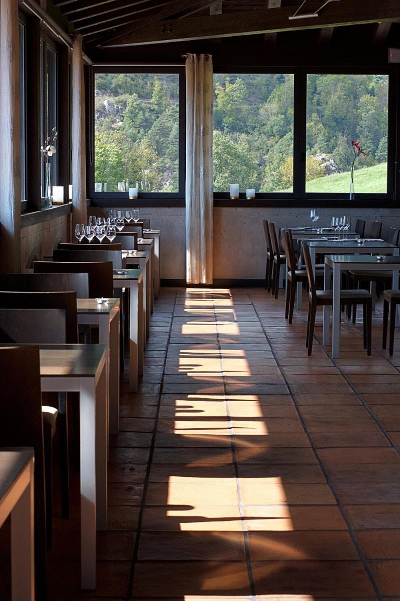 Un restaurante o sitio para comer en Hotel Rural-Spa Resguard Dels Vents