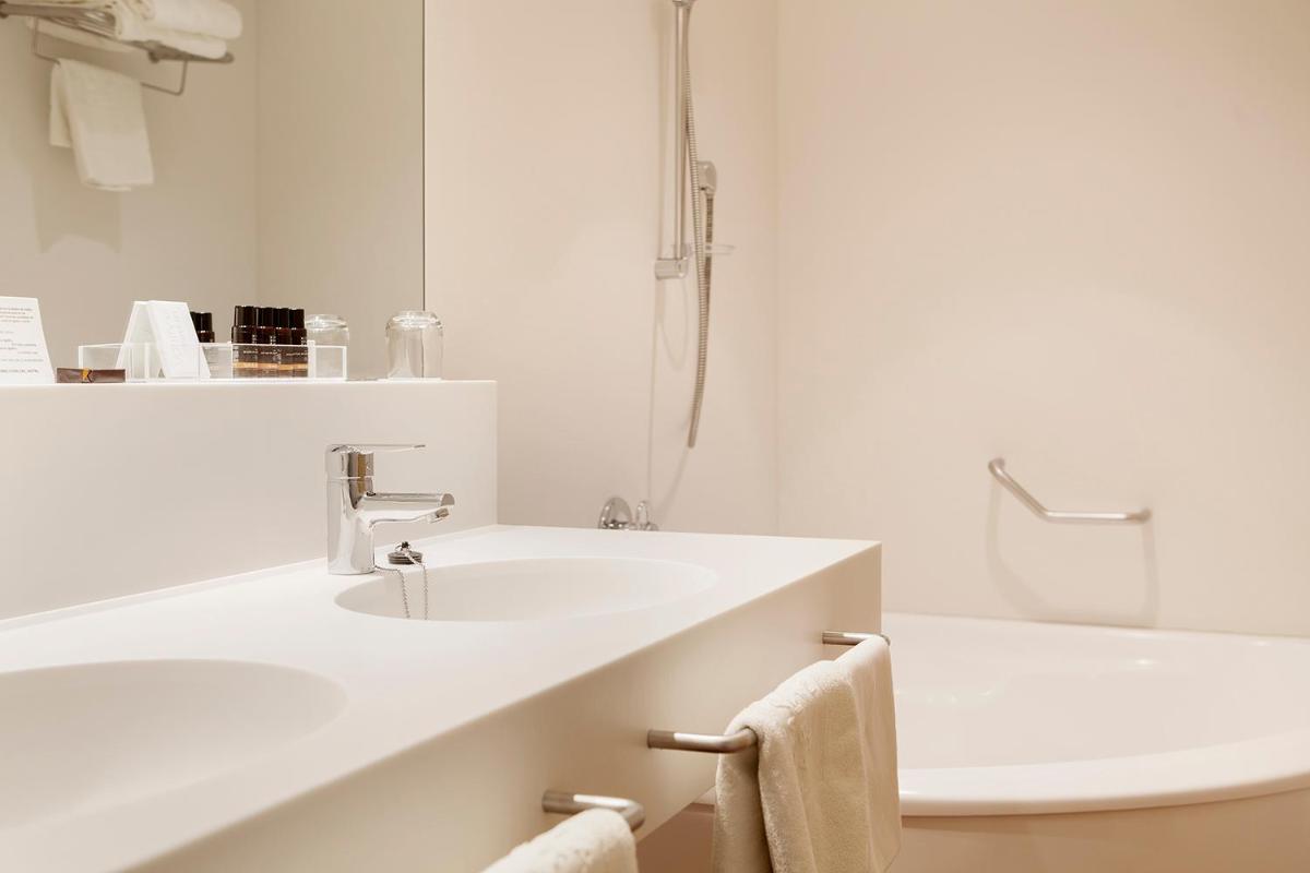 Un baño de Almadraba Park Hotel