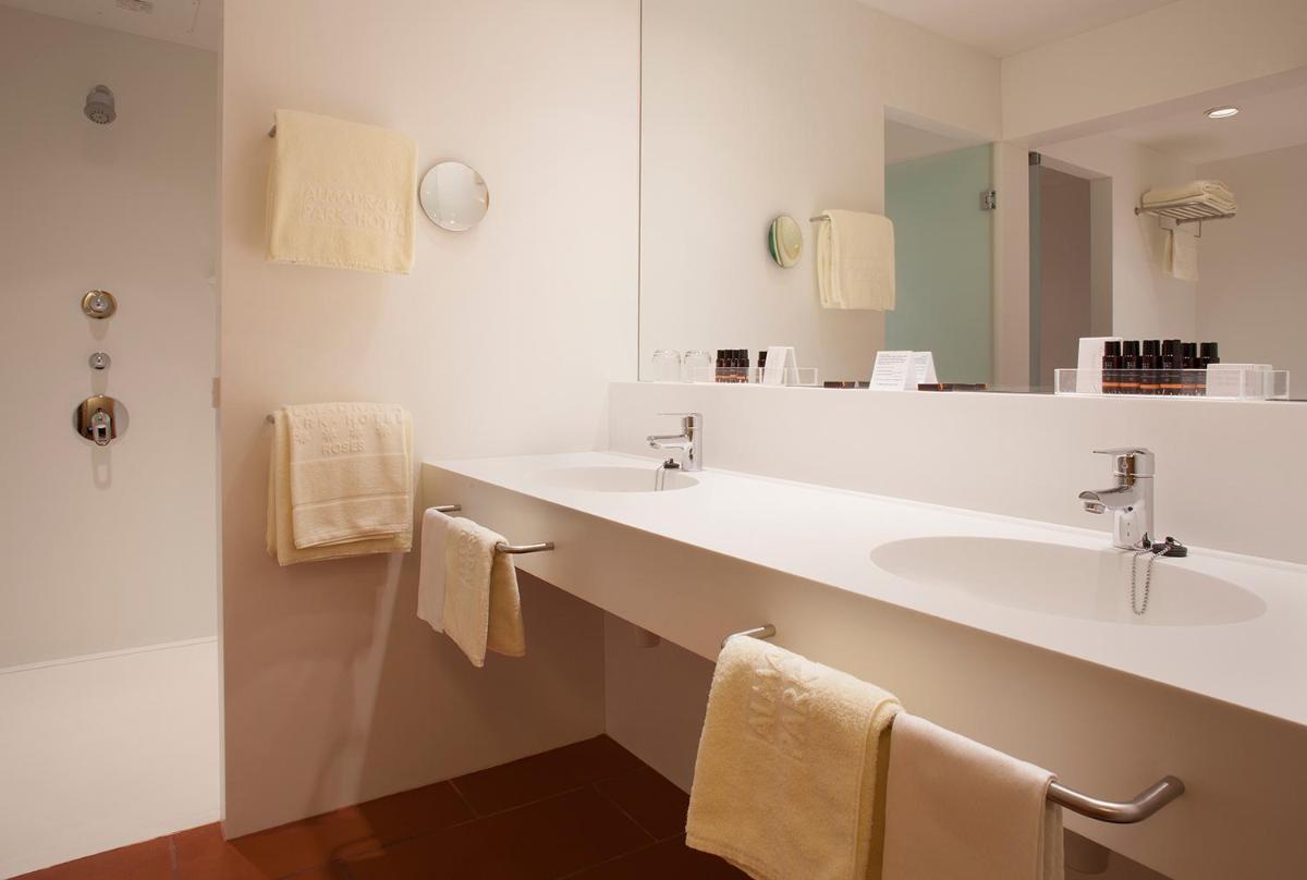 Un baño de Almadraba Park Hotel