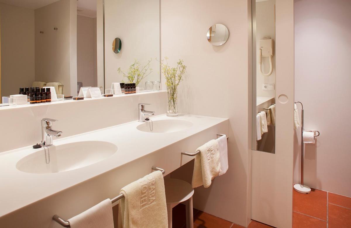 Un baño de Almadraba Park Hotel