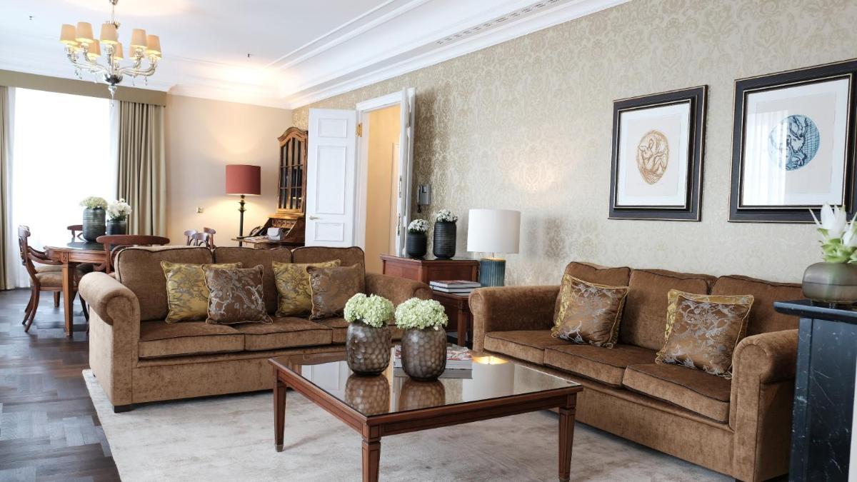 Ein Sitzbereich in der Unterkunft Althoff Grandhotel Schloss Bensberg