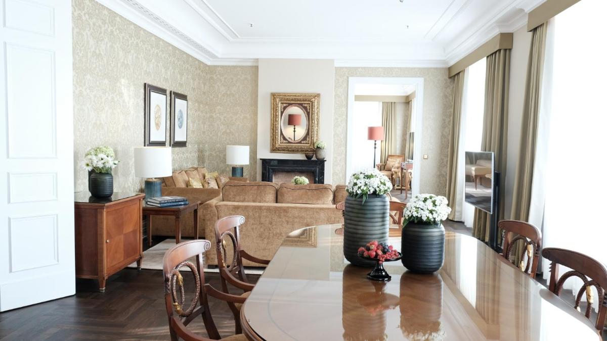 Ein Sitzbereich in der Unterkunft Althoff Grandhotel Schloss Bensberg