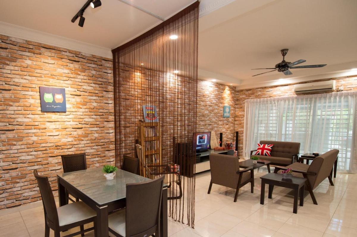 Suitetrails - Skudai Homestay Pulai Perdana near UTM JPO and Taman Universiti