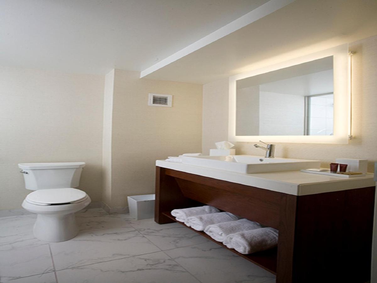 Bally's Evansville Casino & Hotel - Housity