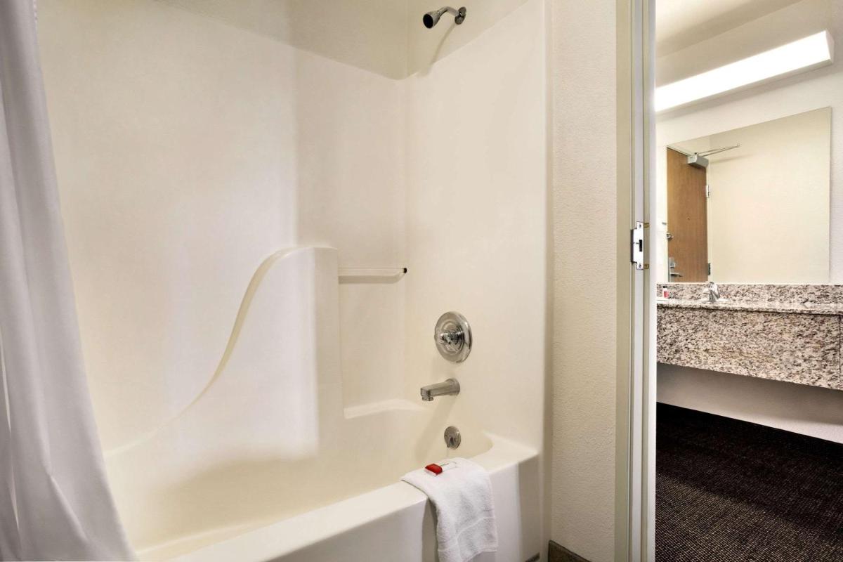 Travelodge by Wyndham Cheyenne - Housity