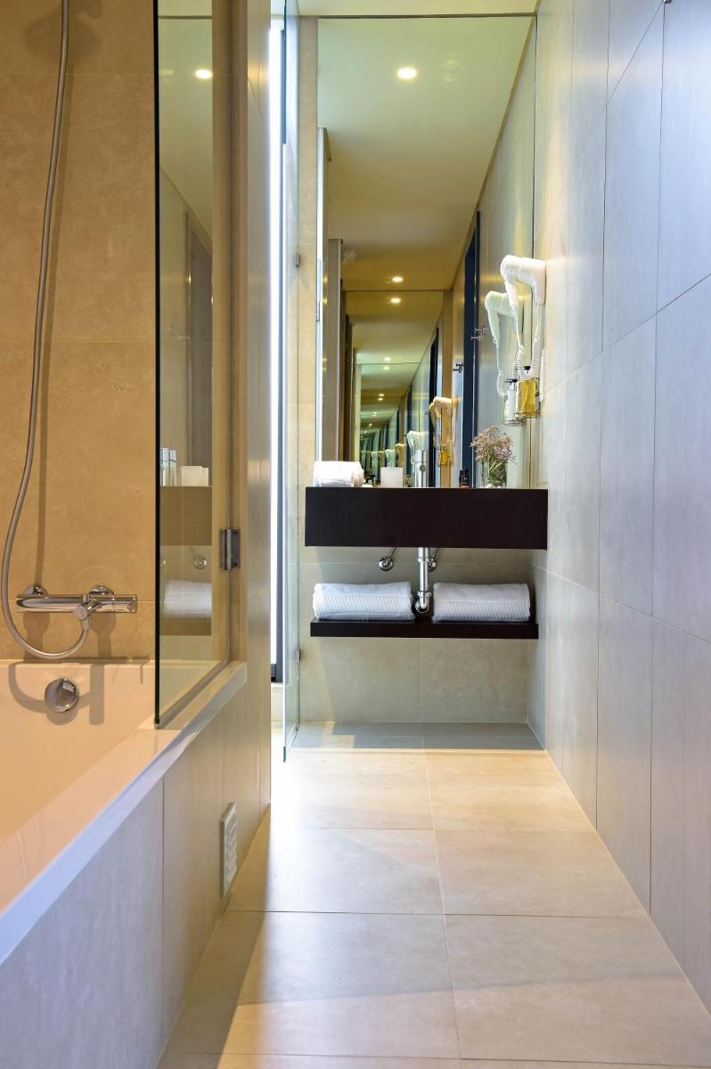 Uma casa de banho em The Prime Energize Hotel & SPA - Algarve