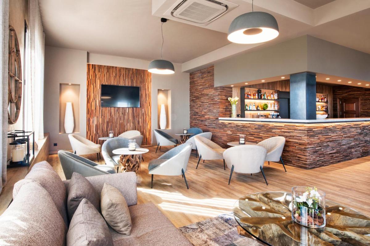Una televisión o centro de entretenimiento en Hotel La Caminera Club de Campo