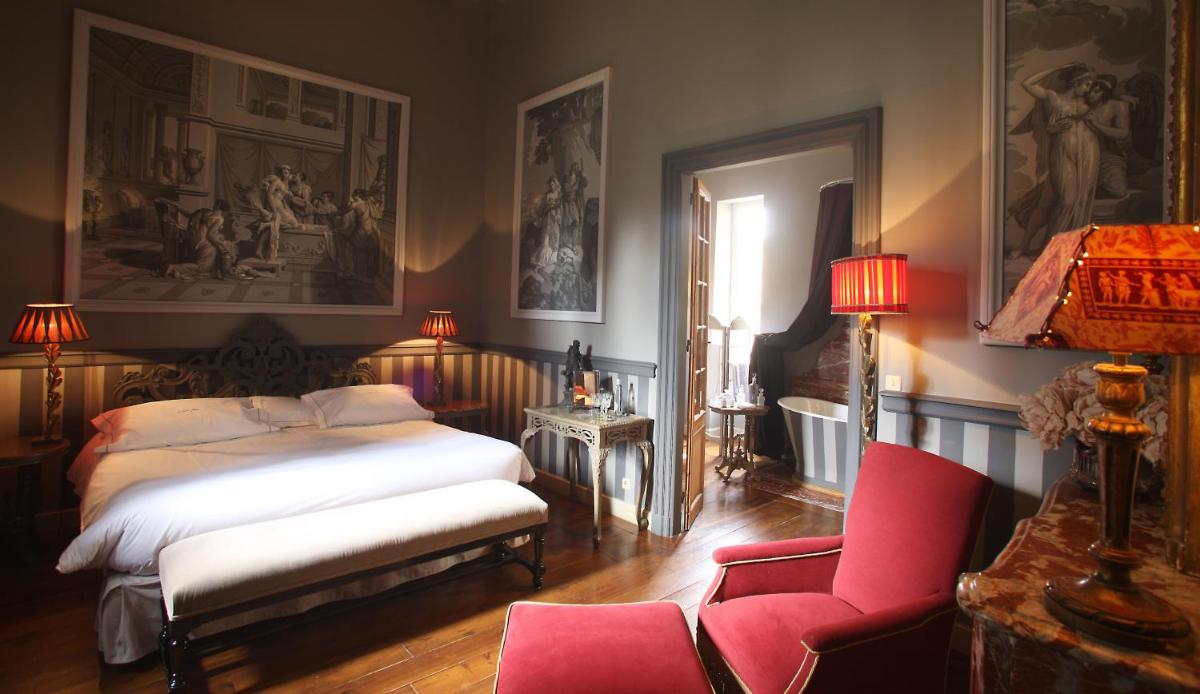 une chambre avec un lit et une chaise dans l'établissement Jardins Secrets, à Nîmes