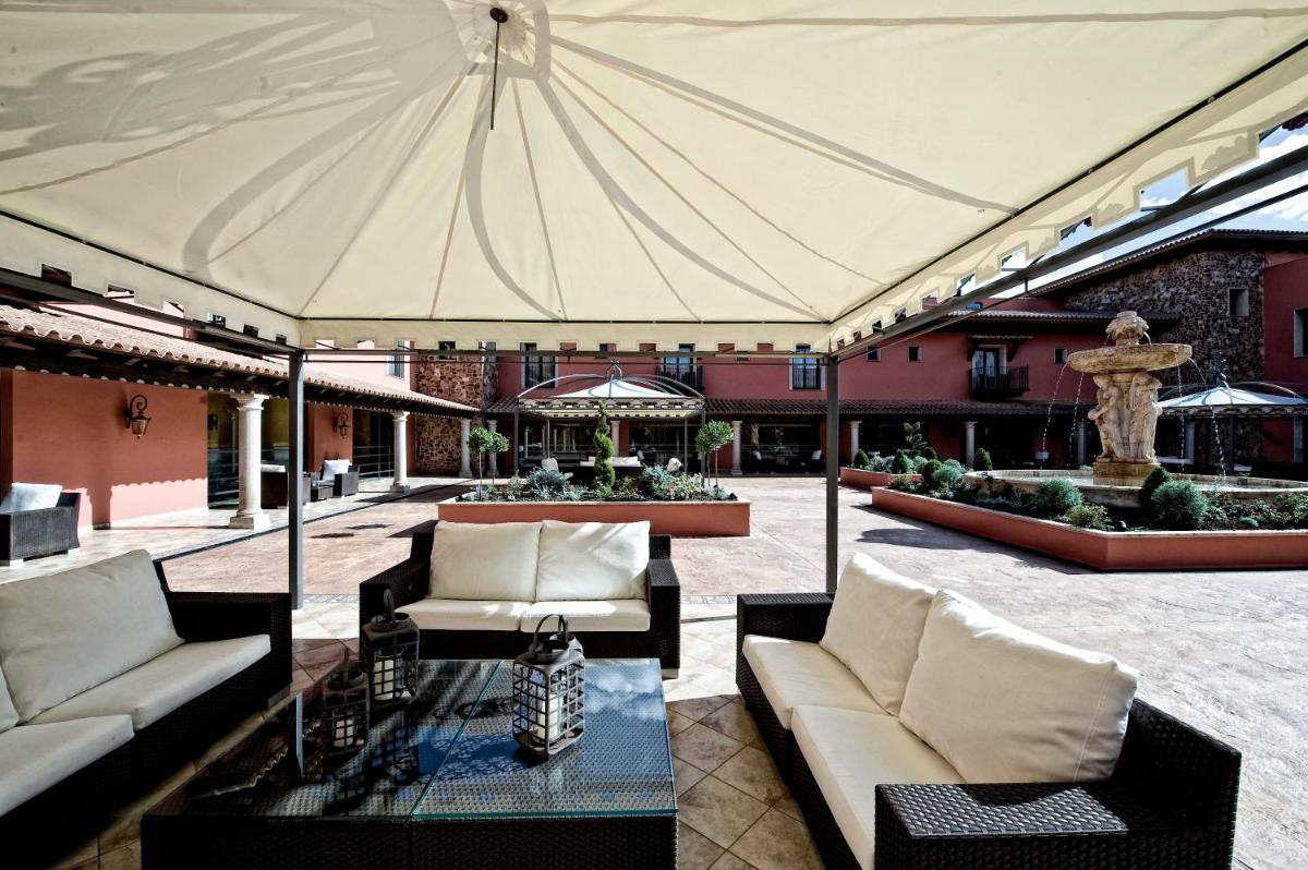 Un restaurante o sitio para comer en Hotel La Caminera Club de Campo