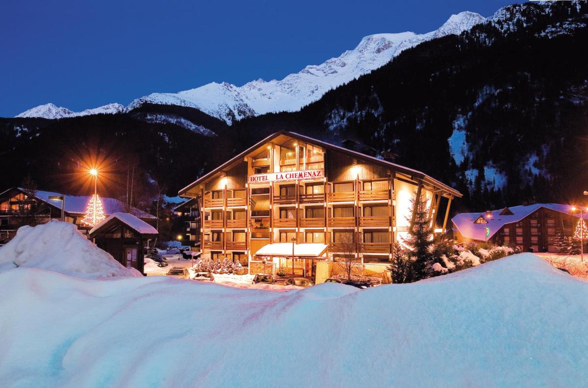 un pavillon de ski dans la neige la nuit dans l'établissement Chalet-Hôtel La Chemenaz, aux Contamines-Montjoie