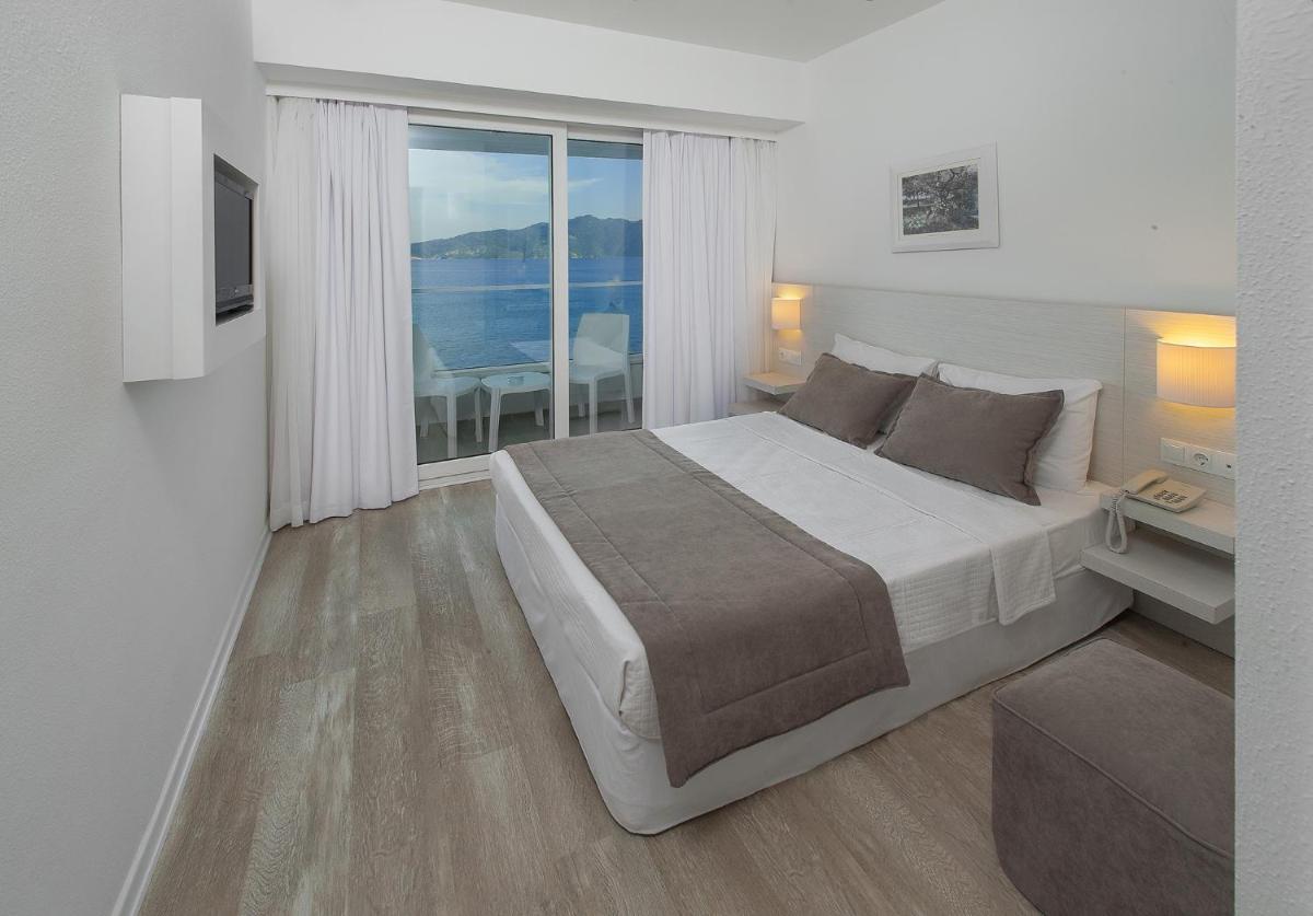 The Beachfront Hotel Adult Only 16 Plus - Housity