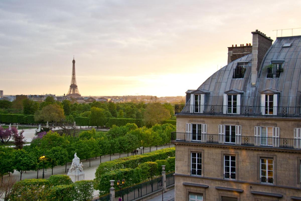 - un bâtiment avec vue sur la tour Eiffel dans l'établissement Hôtel Regina Louvre, à Paris