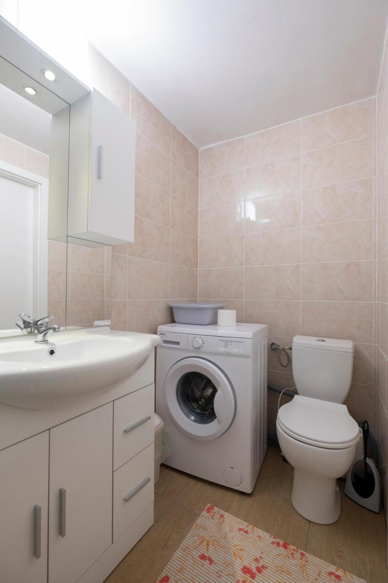Newly renovated Studio with Air Conditioner & FREE Parking - Housity