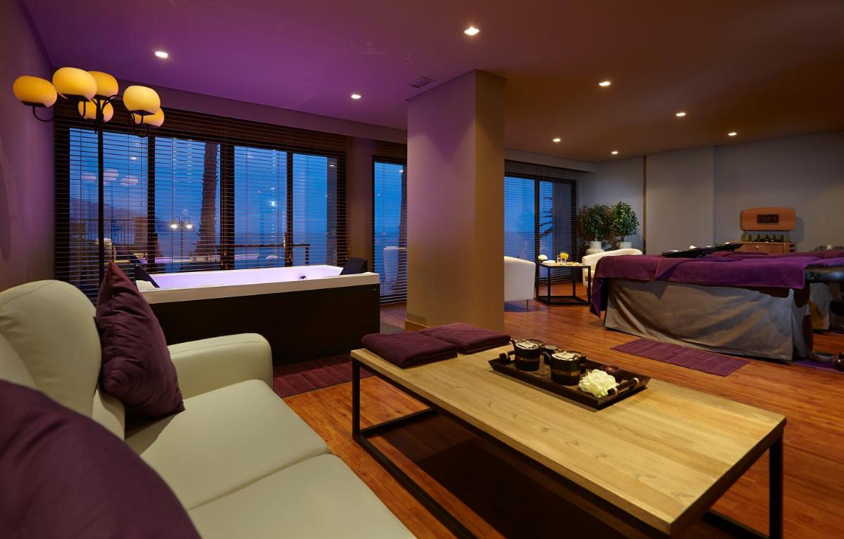 Uma área de estar em The Cliff Bay - PortoBay