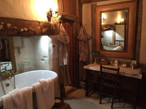 Valley Farmhouse, Westhall - Housity