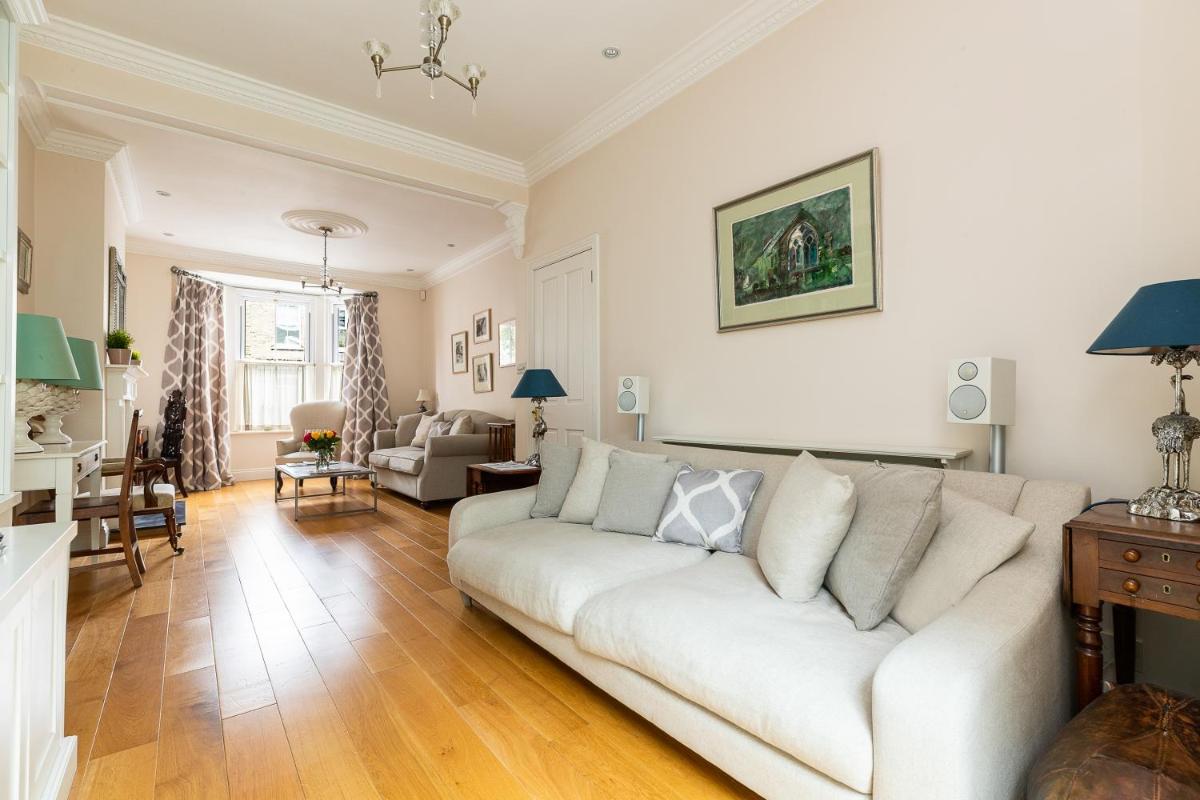 JOIVY Stunning 3 bed, 2 bath house with garden and rooftop terrace - Housity