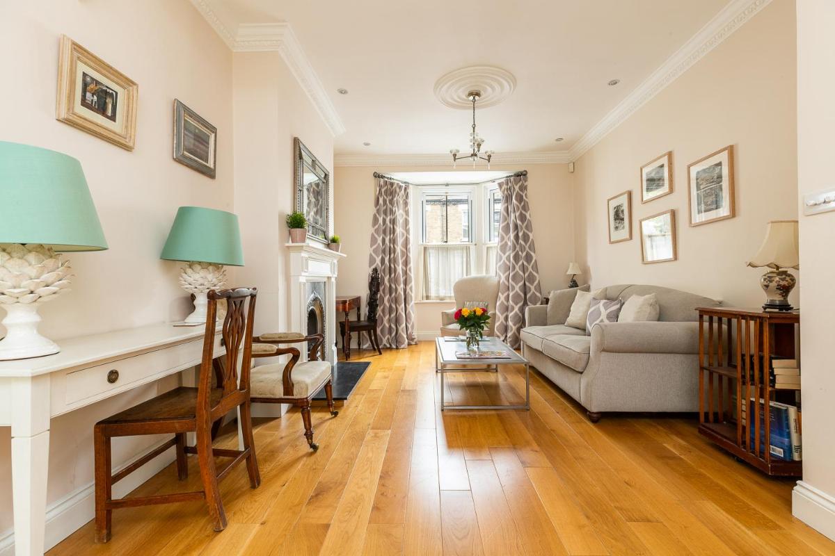 JOIVY Stunning 3 bed, 2 bath house with garden and rooftop terrace - Housity